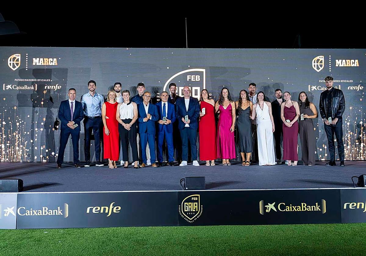 Foto de familia de la VI Gala del Baloncesto Español, con Iván Aurrecoechea el sexto por la derecha