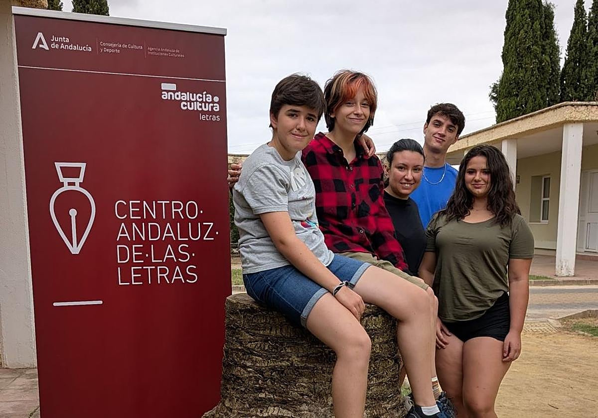 Foto de familia con los cinco jóvenes autores granadinos.