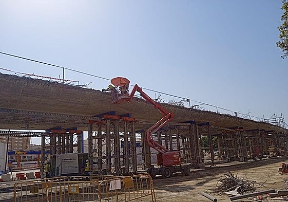 Un operario trabaja en las labores previas para la demolición del paso elevado de la avenida del Mediterráneo, en el punto de su intersección con la avenida de Montserrat.