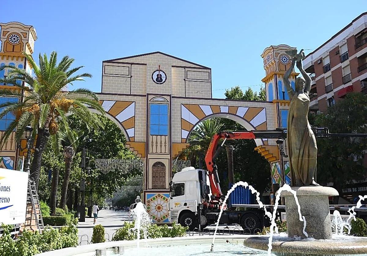 Montaje de la portada de la Feria de San Agustín 2025 en el Paseo de Linarejos.