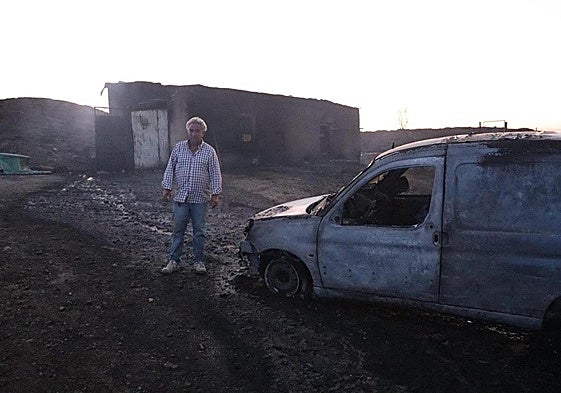 José Miguel Bujaldón, propietario de una finca de brócoli, ha visto quemarse la nave del riego.