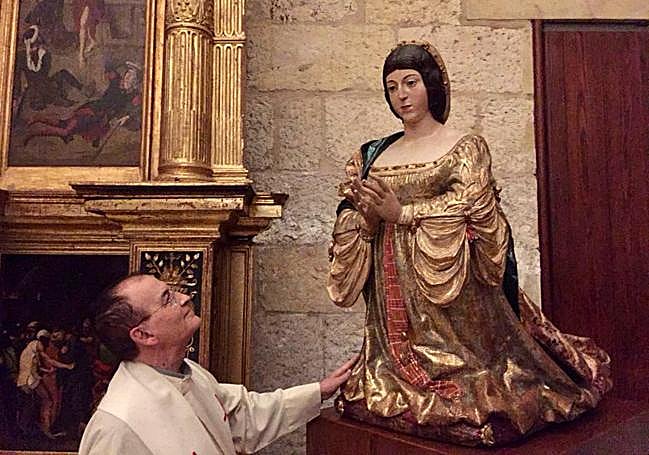 Escultura de la reina Isabel en la Capilla Real.