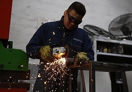 Fotografía de archivo de un hombre trabajando en una fábrica.