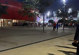 Con el partido ya avanzado, todavía había aficionados haciendo cola para entrar.