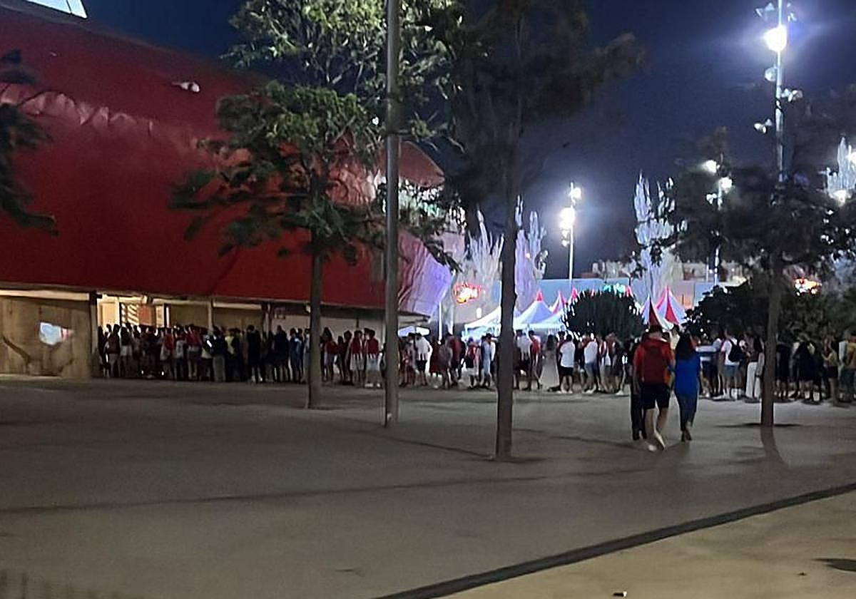 Con el partido ya avanzado, todavía había aficionados haciendo cola para entrar.