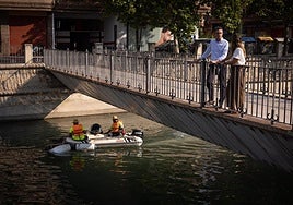 El concejal de Urbanismo ha visitado los trabajos de limpieza en el río.