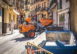 Descarga de escombros en plena subida a la Alhambra.