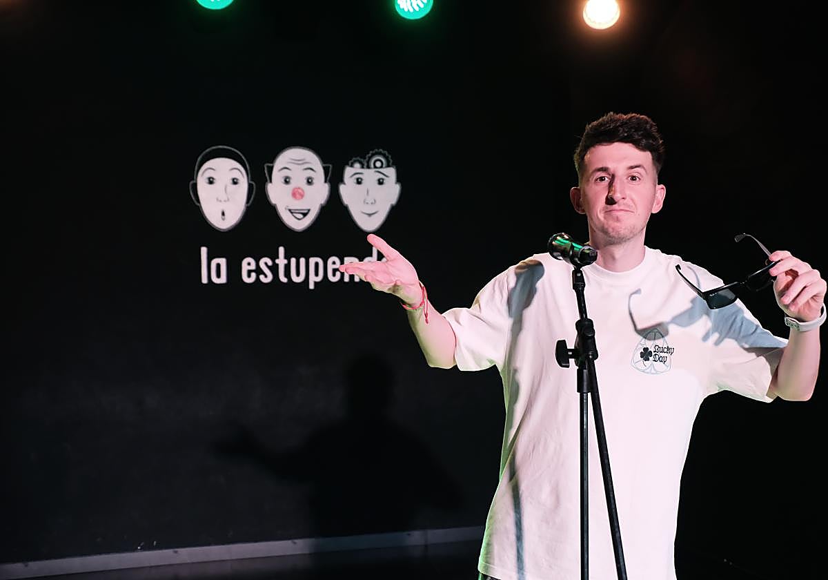 Christian García en el escenario de La estupenda.