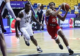 Ethan Thompson (derecha), durante un partido con la selección nacional de Puerto Rico.