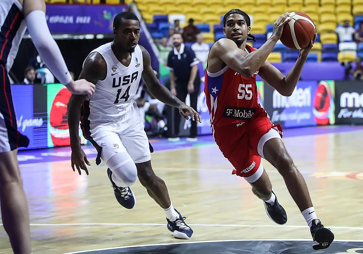 Ethan Thompson (derecha), durante un partido con la selección nacional de Puerto Rico.