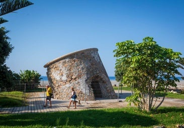Salud restringe el baño por tercera vez este verano en la playa de Carchuna