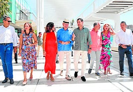 Juanma Moreno, junto a Carolina España, Antonio Sanz, Elías Bendodo, Patricia Navarro, Rocío Díaz y Francisco de la Torre.