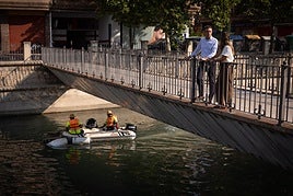 El Ayuntamiento intensifica la limpieza del cauce del río Genil