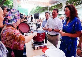 Las casetas del final de la Rambla reciben la visita de la alcaldesa.