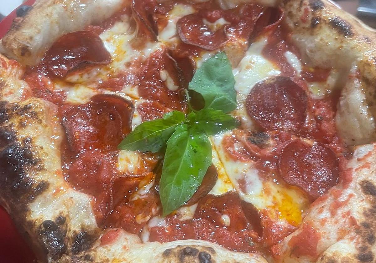 Imagen principal - El bar de Granada que triunfa con sus tapas de pizza: «Siempre estamos a tope»