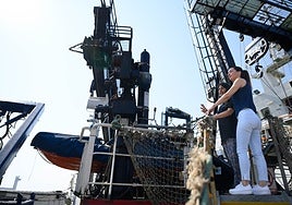 El buque atracado en el Puerto de Almería recibe la visita de las autoridades.
