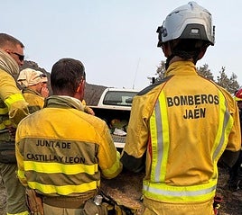 Bomberos de Jaén y Castilla y León trabajando juntos.
