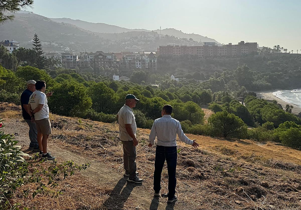 Supervisan y coordinar trabajos previos al Triatlón Nazarí Almuñécar Parque El Mediterráneo