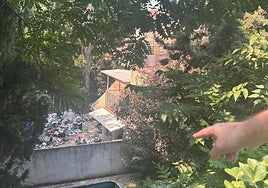 Patio con chatarra en el chalet okupado.