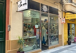 Escaparate de un comercio en la calle Concepción Arenal de Almería capital.