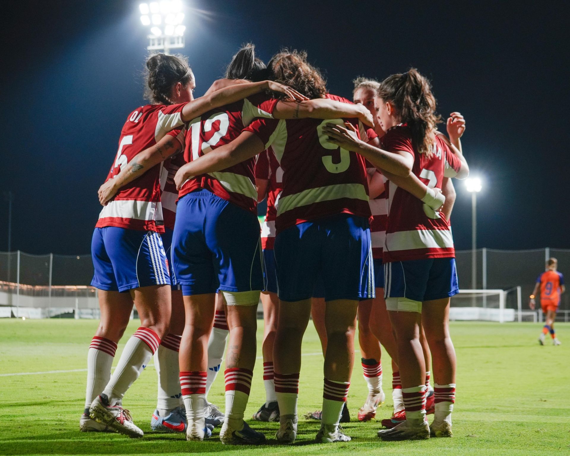 Las futbolistas del Granada celebran el gol de Sonya Keefe al Málaga.