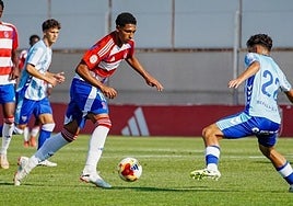 El extremo Owen desborda a un rival del Atlético Malagueño.