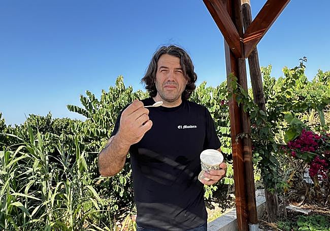 Helado de chirimoya. Francisco degusta el nuevo helado de chirimoya en su finca ubicada en Lobres.