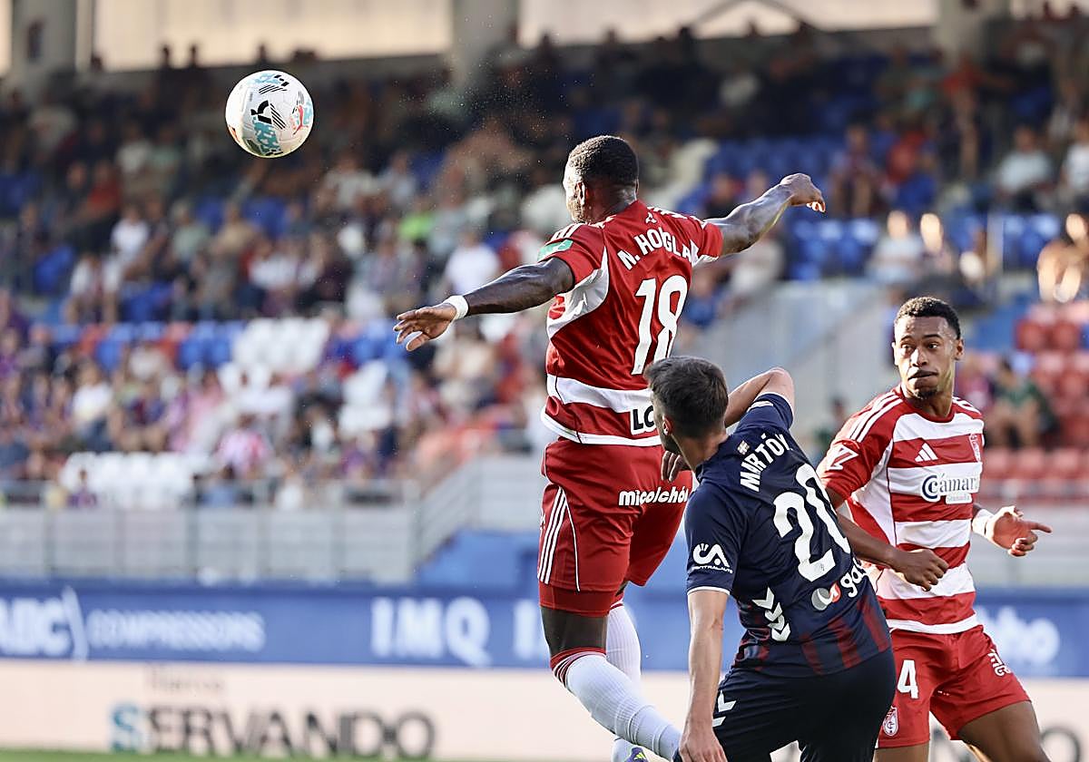 Hongla intenta despejar un balón junto al Loïc ante Martón.