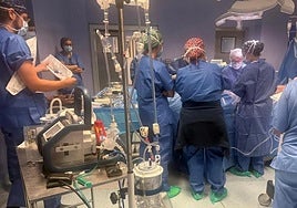 Un grupo de médicos durante una operación, en una imagen de archivo.