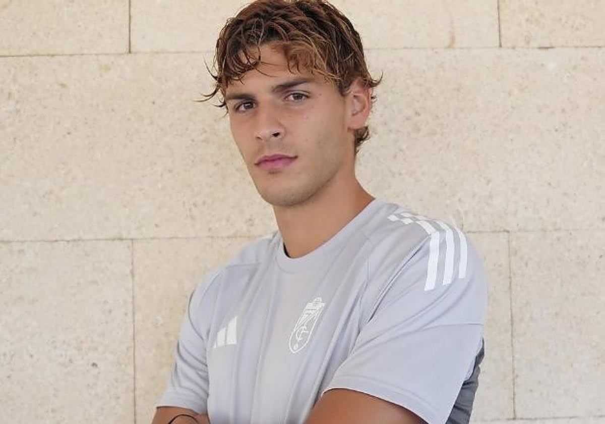 Jorge Pascual posa tras firmar por el Granada.