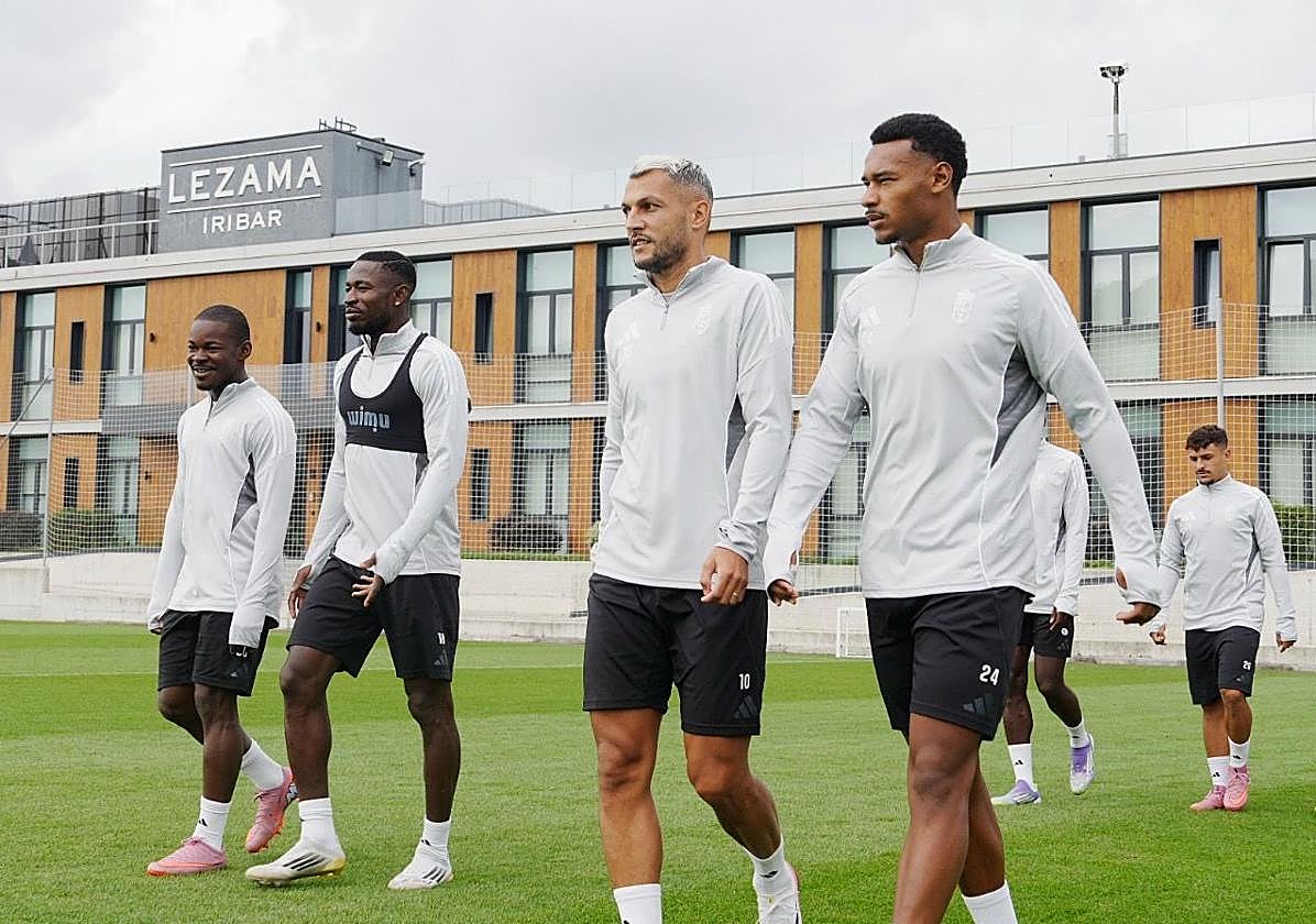 Gael, Hongla Stoichkov y Loïc, en las instalaciones de Lezama, del Athletic.