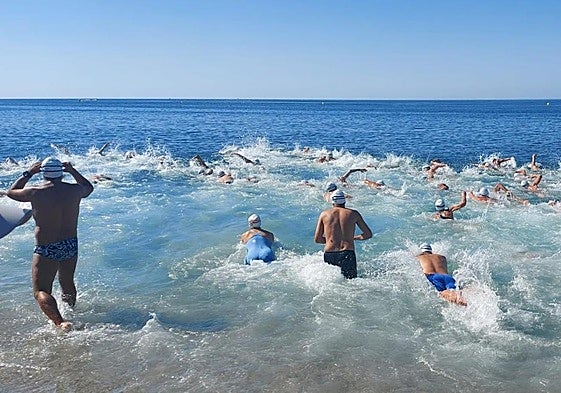 La Travesía a nado es un clásico en la programación deportiva de la Feria de Almería.
