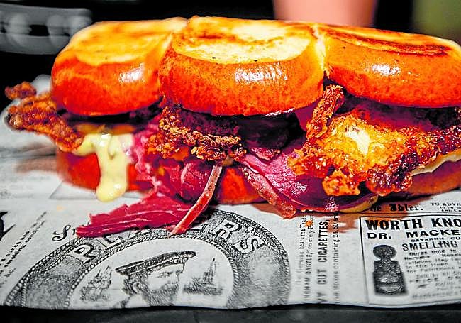 El sándwich de pastrami en pan brioche es una de las últimas y más exitosas propuestas de El Puentecillo.