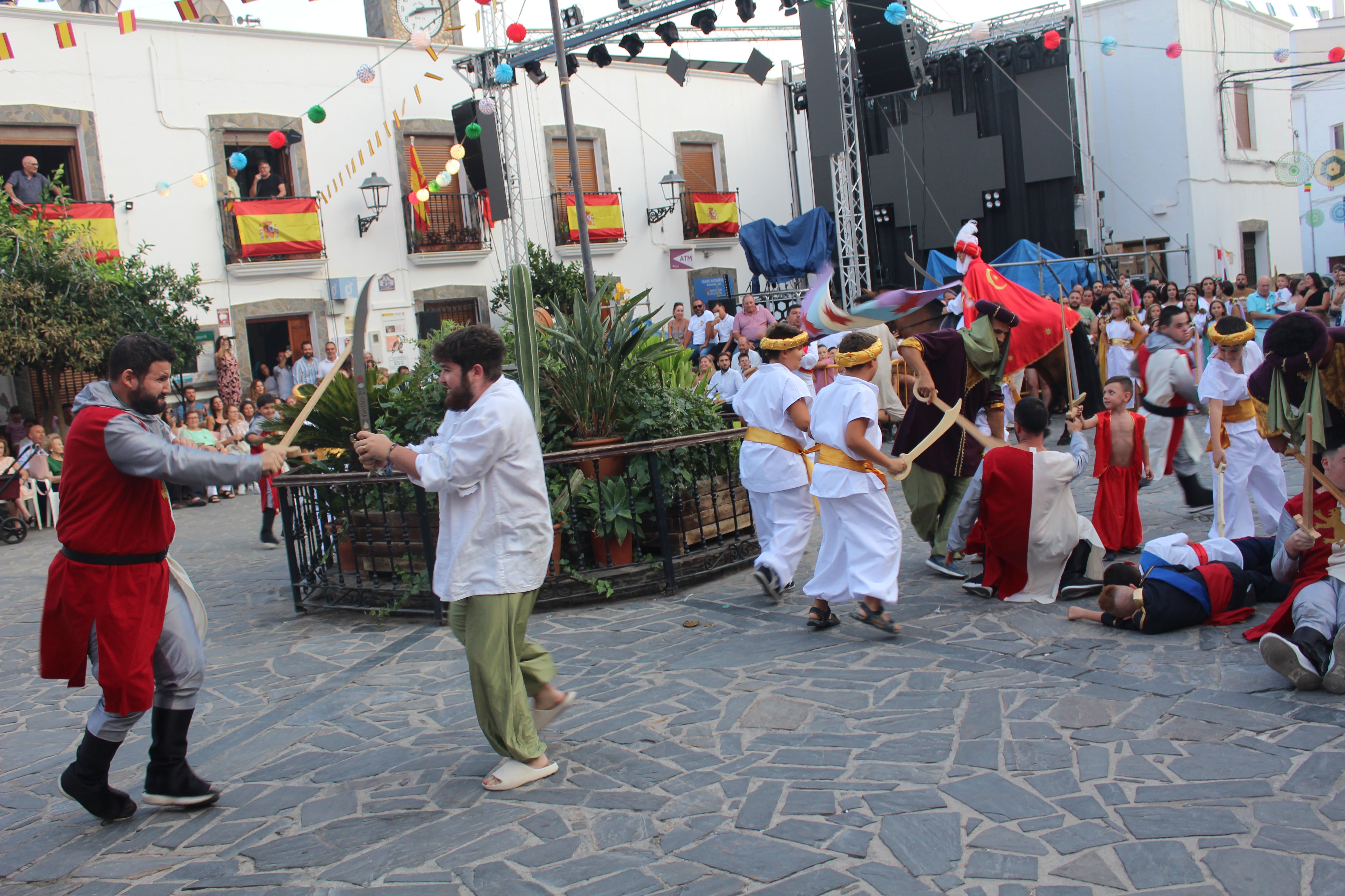 Velefique revive su pasión con los Moros y Cristianos, en imágenes