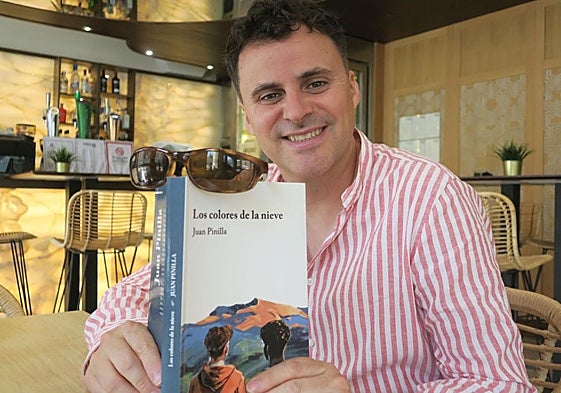 Juan Pinilla coloca las gafas de sol sobre su nueva novela 'Los colores de la nieve'.