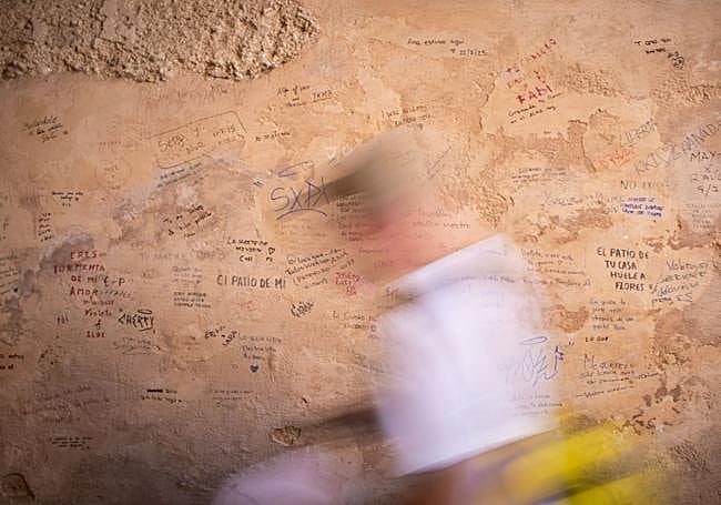 Las pintadas proliferan por todos los muros.