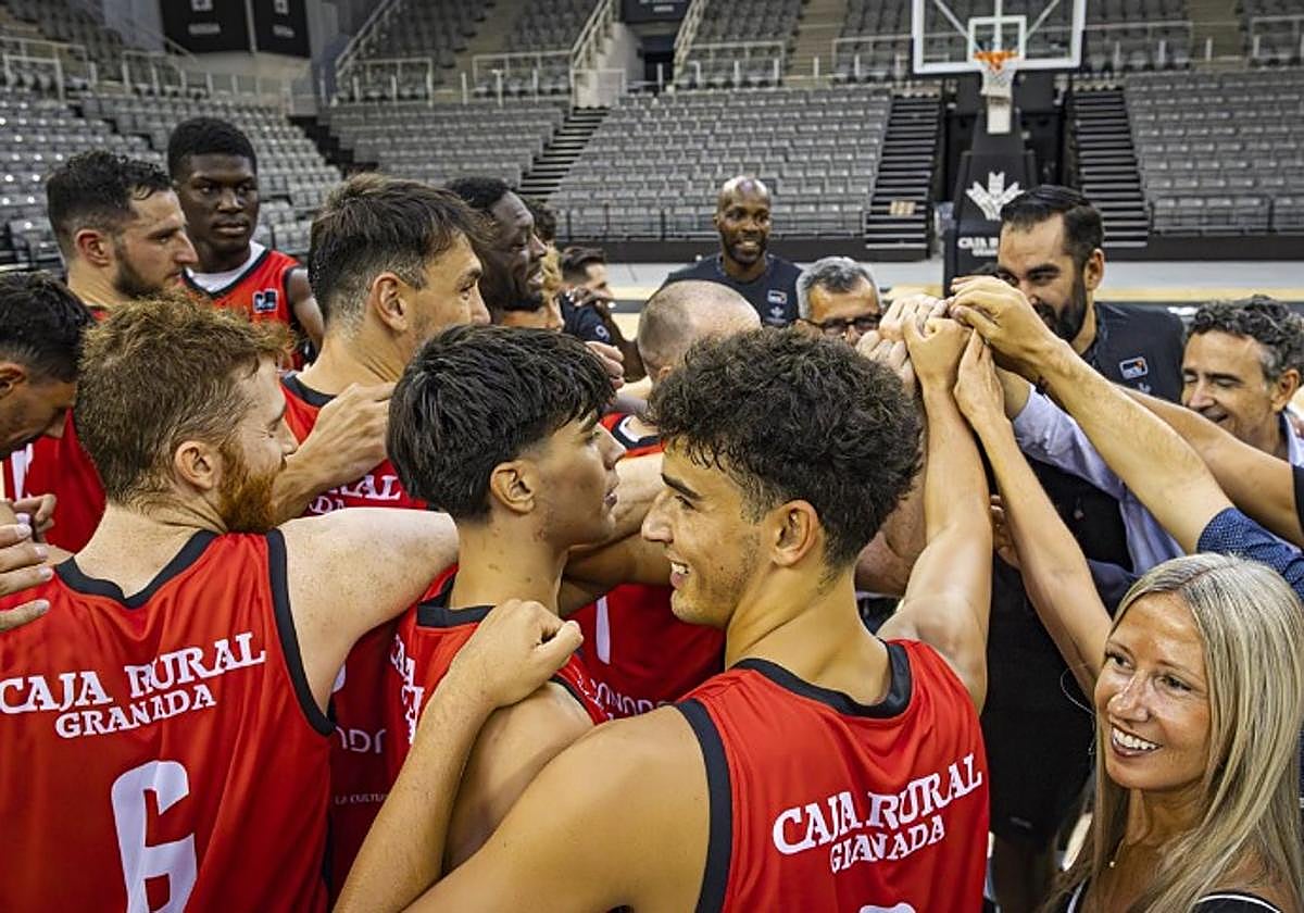 Piña del Covirán tras el primer entrenamiento en el Palacio de los Deportes.