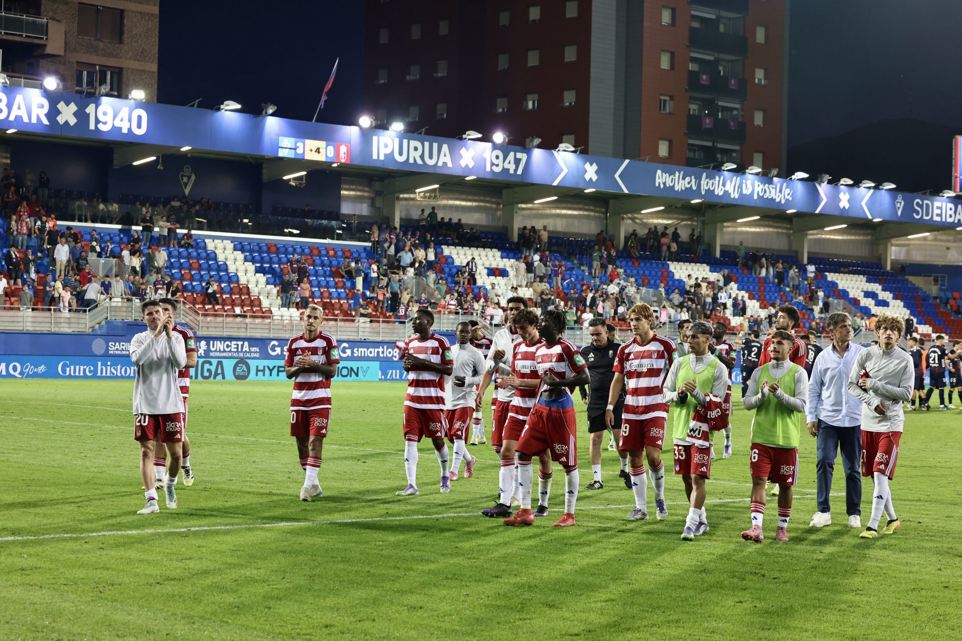 Los futbolistas del Granada agradecen el apoyo de la afición desplazada al marcharse derrotados de Ipurua.