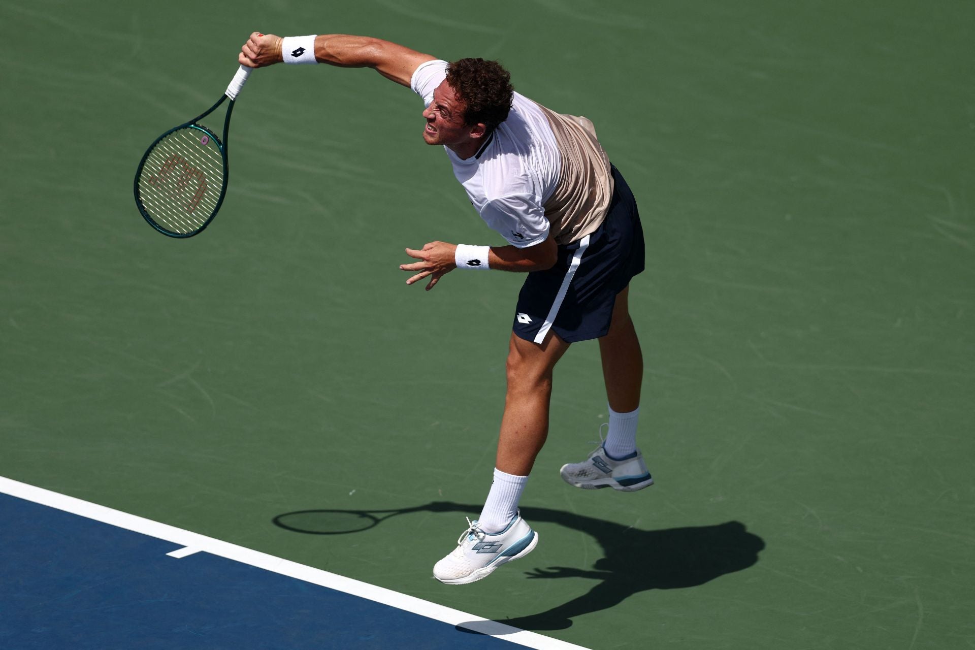 Potente saque de Roberto Carballés en el partido de este domingo del US Open.