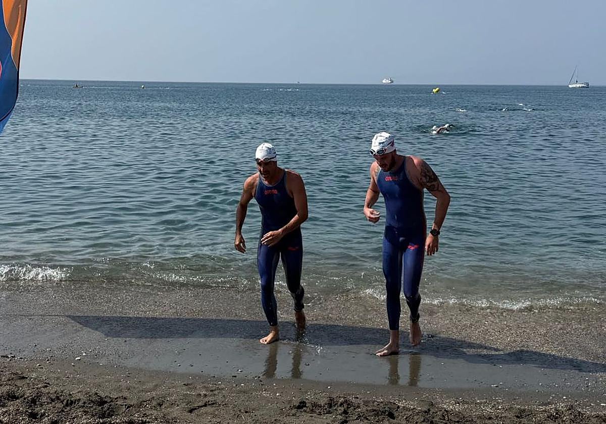German Rodríguez y Daniel Muñoz se disputan el triunfo al sprint.