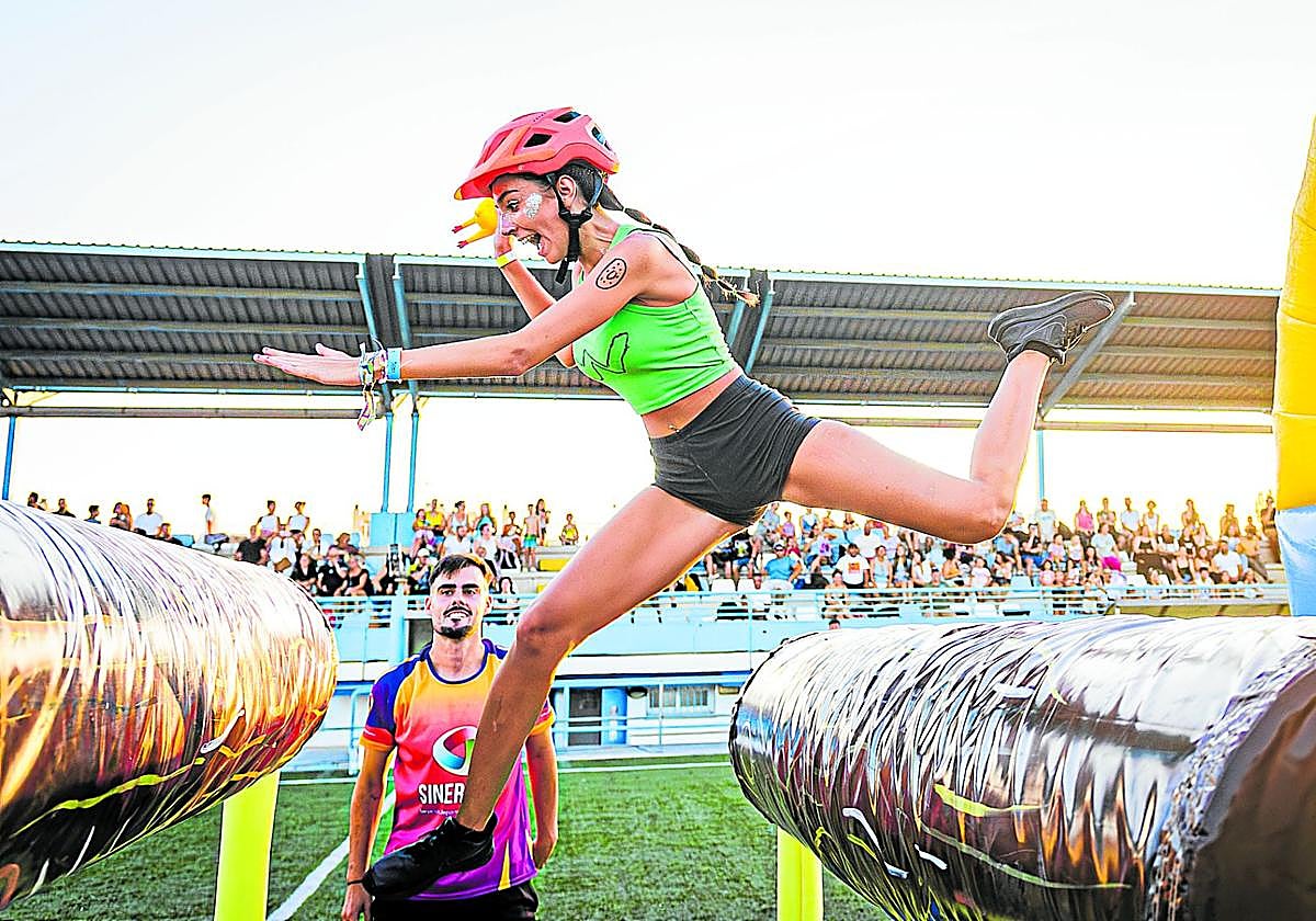 Los troncos locos. Una participante local, sobre una de las míticas pruebas del programa en Maracena.