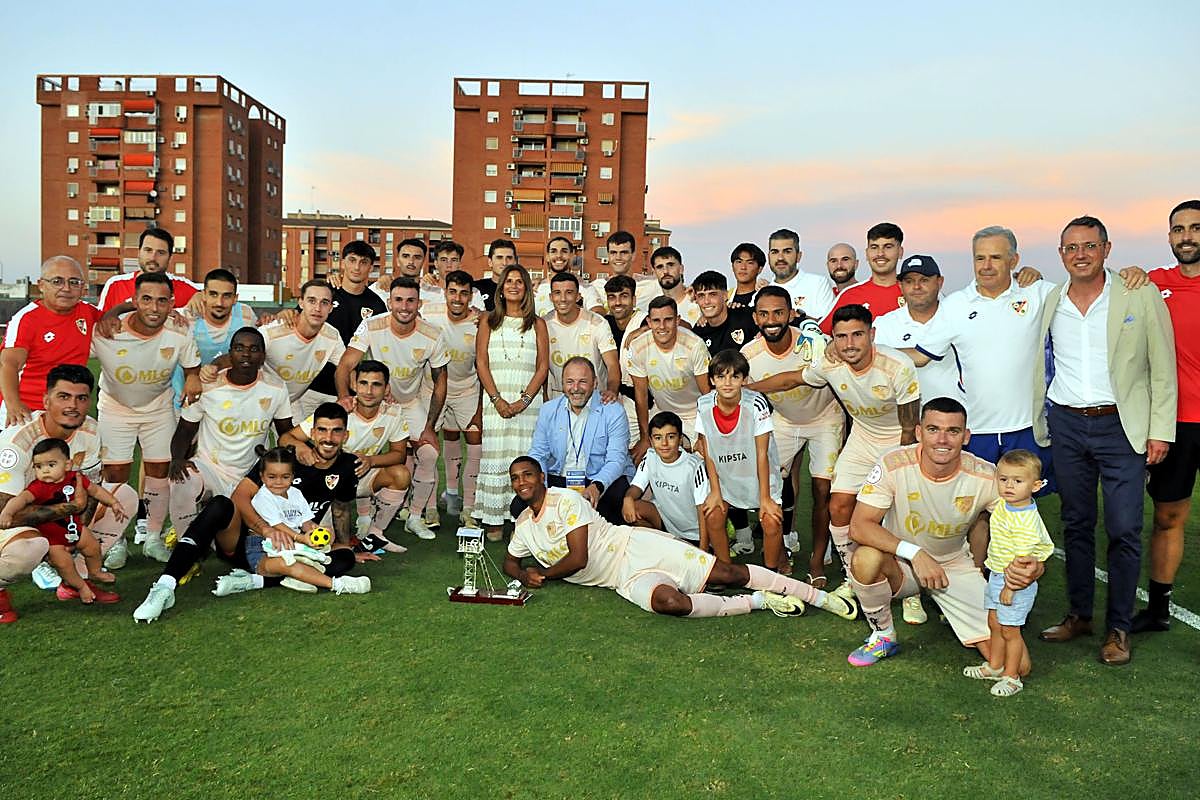 Foto de familia de la plantilla minera, estrenando la equipación taurina, este año logró dejar el trofeo en casa.