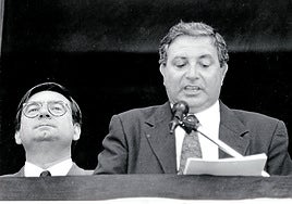 Ramón Lara, a la derecha, lee su pregón de 1993 ante el alcalde de la época, Fernando Martínez.
