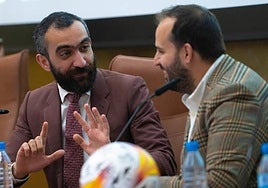 César Hernando dialoga con Mohamed El Assy.