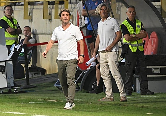 Rubi dando instrucciones a sus jugadores ante la Cultural Leonesa