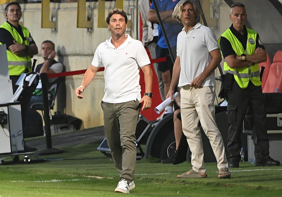 Rubi dando instrucciones a sus jugadores ante la Cultural Leonesa