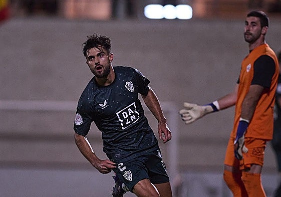 Arnau celebra uno de los goles del Almería en León.l