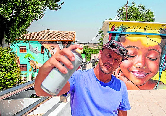 Badicoloreando es uno de los artistas que más está pintando por las localidades granadinas. En Santa Cruz del Comercio tiene en la plaza del pueblo dos grafitis maravillosos que los vecinos han hecho suyos.
