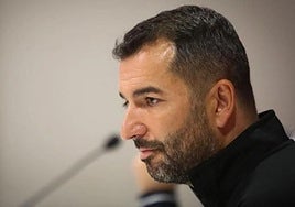 Diego Martínez comparece en sala de prensa durante su etapa como entrenador del Granada.