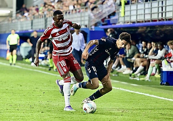 Martin Hongla acude al duelo con un futbolista del Eibar en Ipurua.